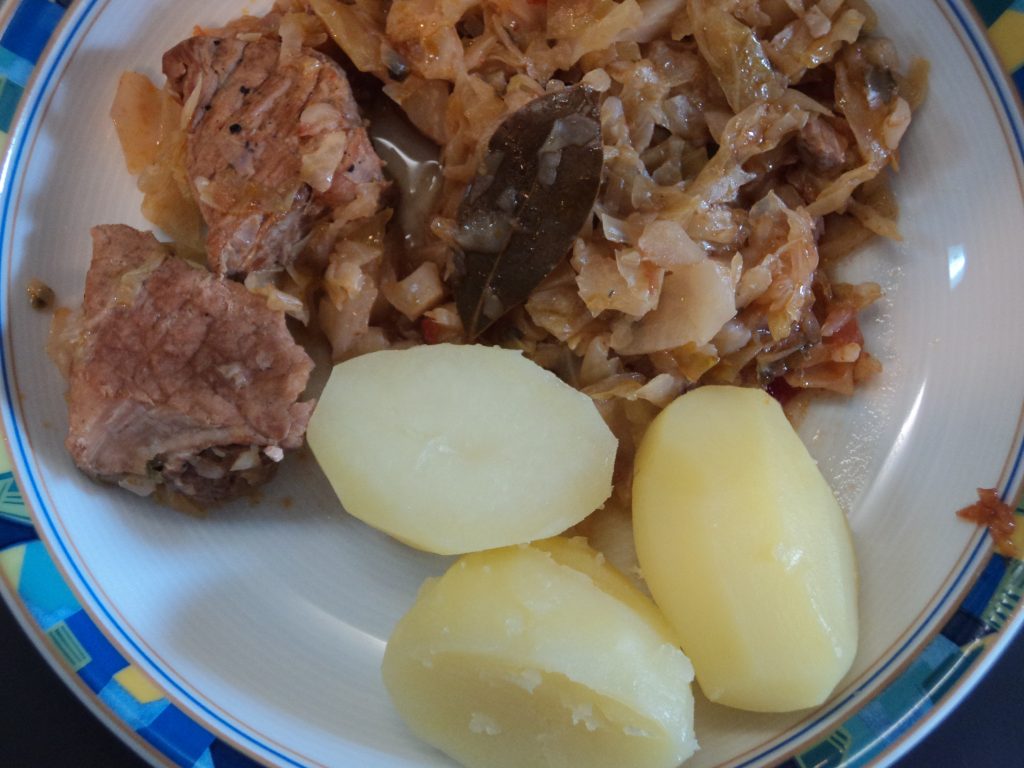 Spitzkohl mit Kartoffeln und Schweinefleisch